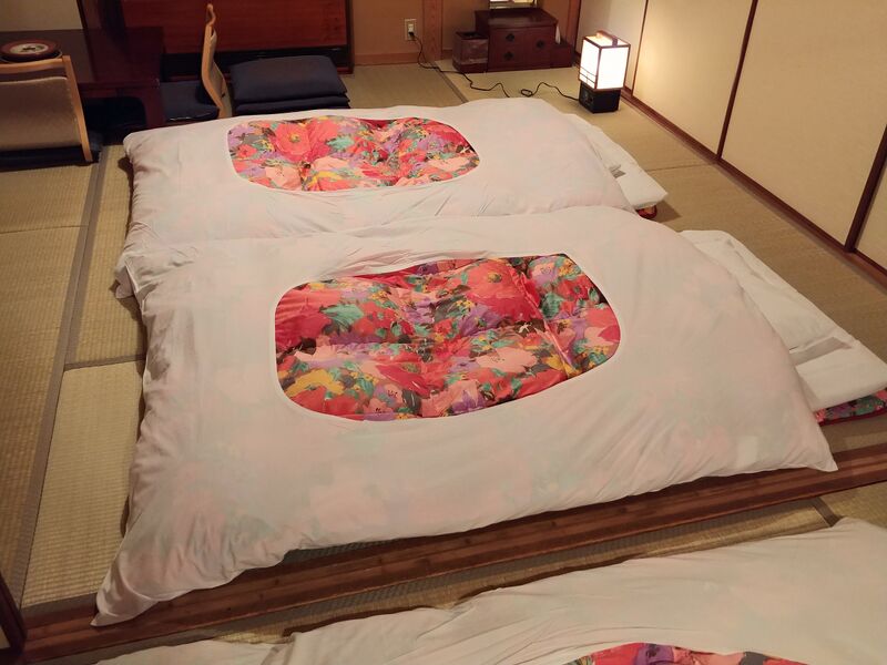 파일:Ryokan room bedding.jpg