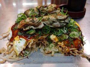 Okonomiyaki hiroshima style cut.jpg