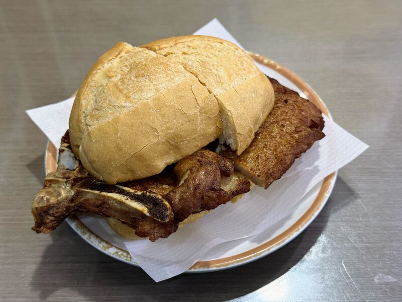 파일:Pork chop bun.jpg