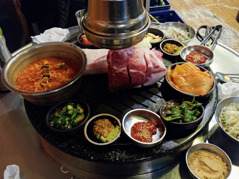파일:Korean pork bbq sauces and side dishes.jpg