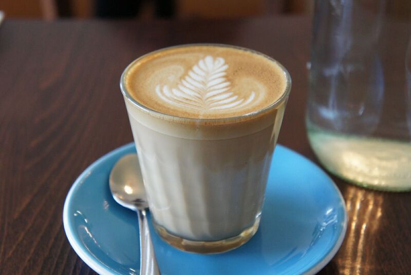 파일:Caffe latte in glass.jpg