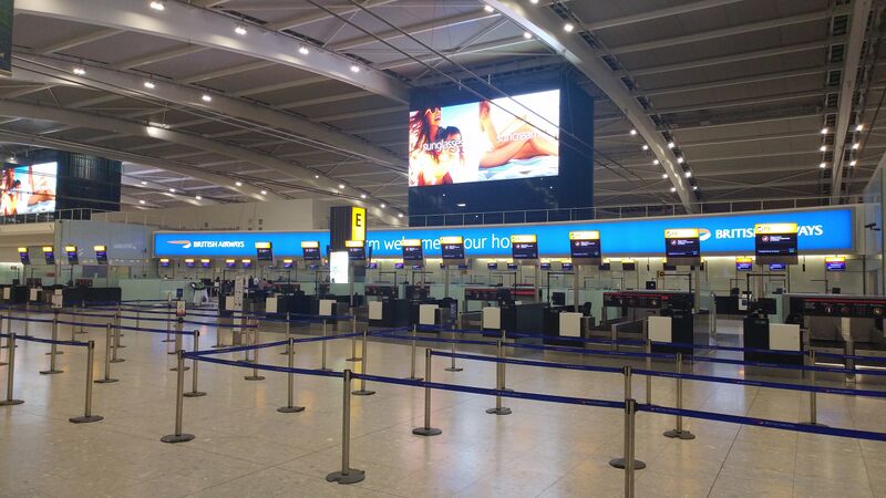 파일:Heathrow airport terminal 5 checkin counters.jpg