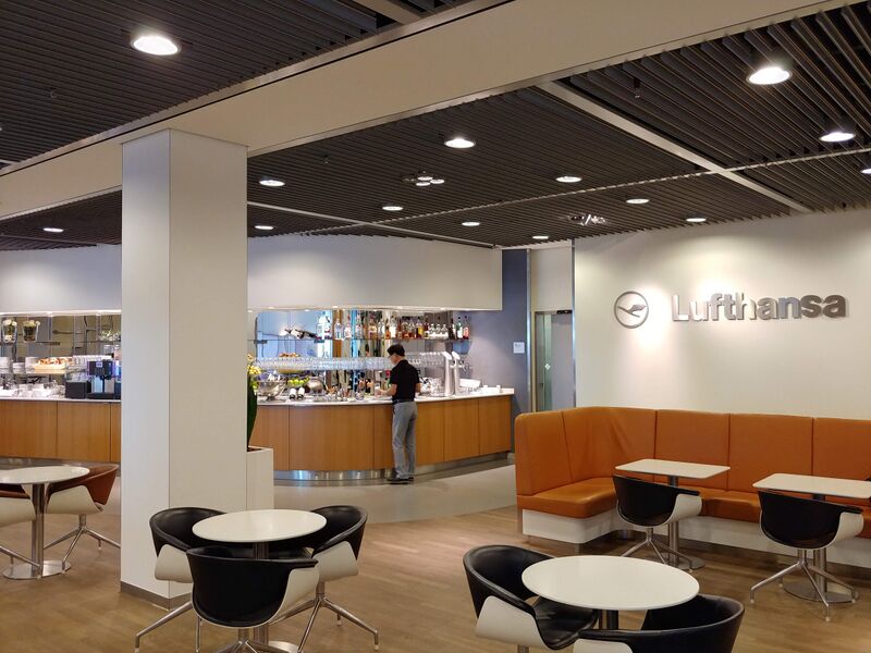파일:Lufthansa senator lounge frankfurt airport.jpg
