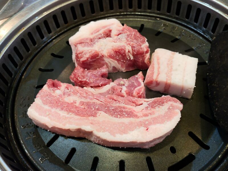 파일:Raw pork belly on grill rack.jpg