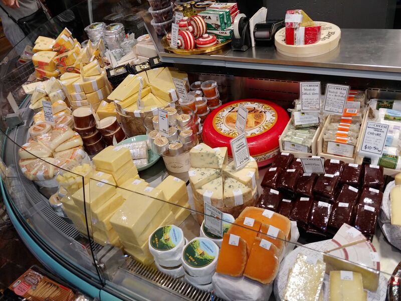 파일:Cheesees in the market.jpg
