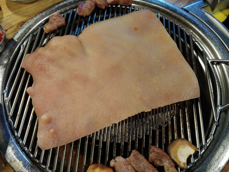 파일:Pork skin raw.jpg
