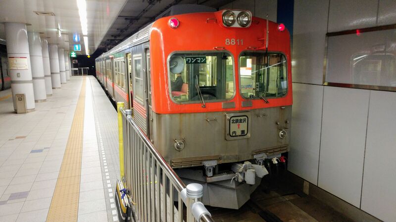파일:Hokutetsu kanazawa station platform.jpg
