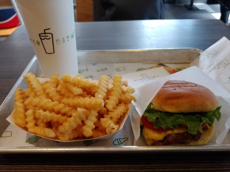파일:Shack burger and crinkle cut fries.jpg