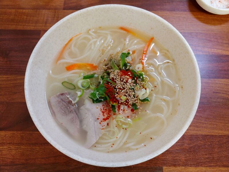 파일:Meat soup noodles jangsumulsigdang.jpg