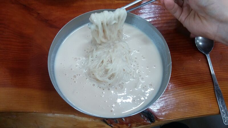 파일:Kimdeokho bean soup noodles.jpg