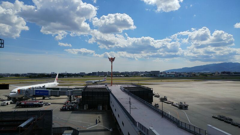 파일:Osaka international airport boarding gate apron and runaway.jpg