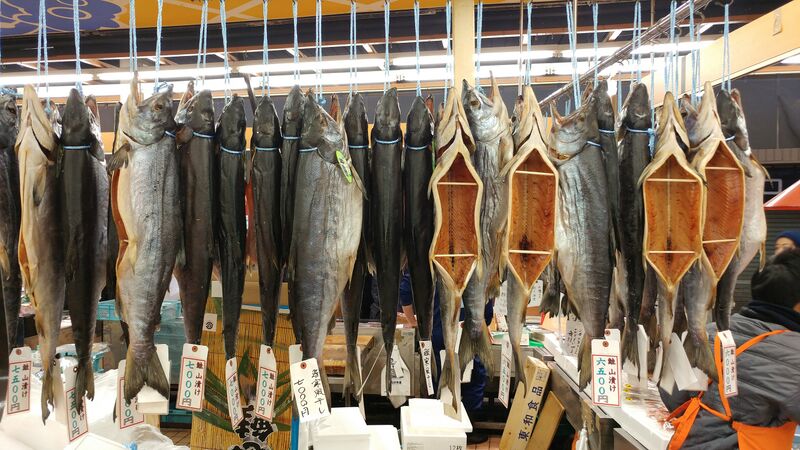 파일:Omicho market half dried salmons.jpg