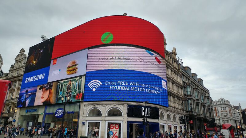 파일:Piccadily circus illuminated signs.jpg