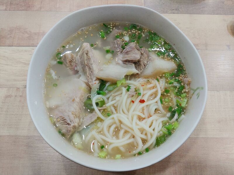 파일:Meat soup noodles olraegugsu.jpg