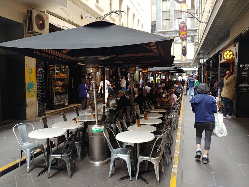 파일:Melbourne outdoor tables of cafes.jpg