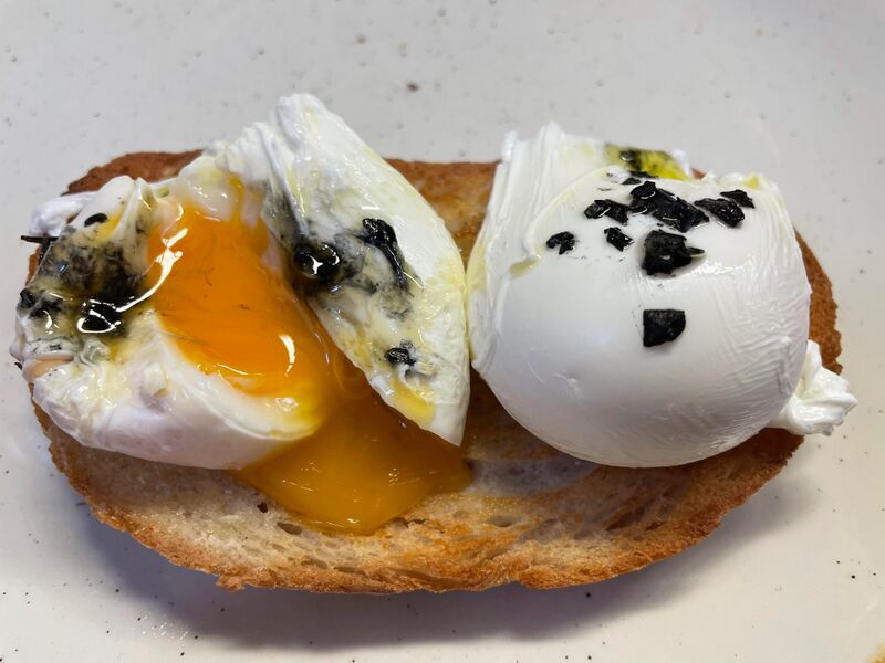 파일:Poached eggs on sourdough.jpg