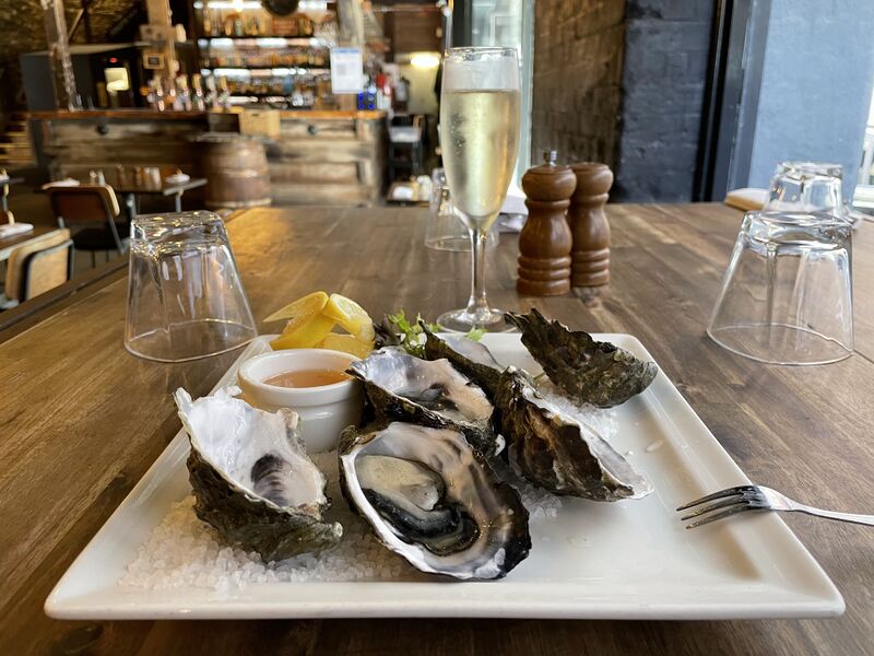 파일:Oysters and sparkling wine.jpg