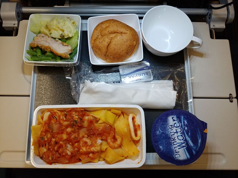파일:Singapore alrlines in flight meal premium economy class tomato squid pasta.jpg