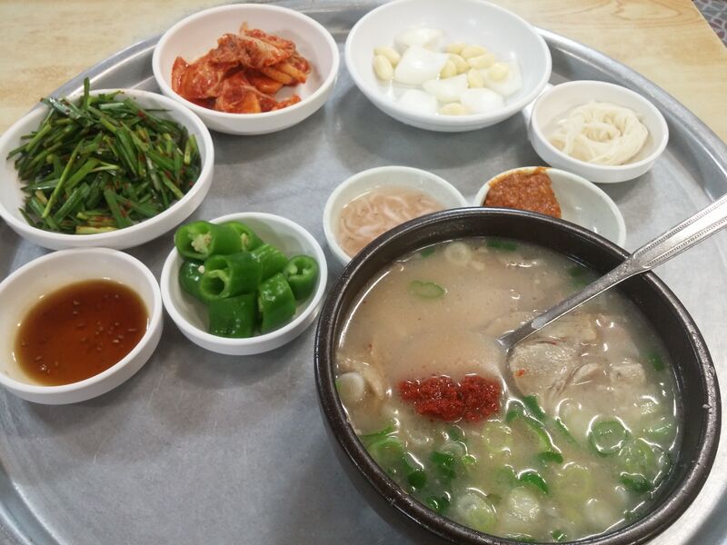 파일:Songjeong3dae pork soup and rice.jpg