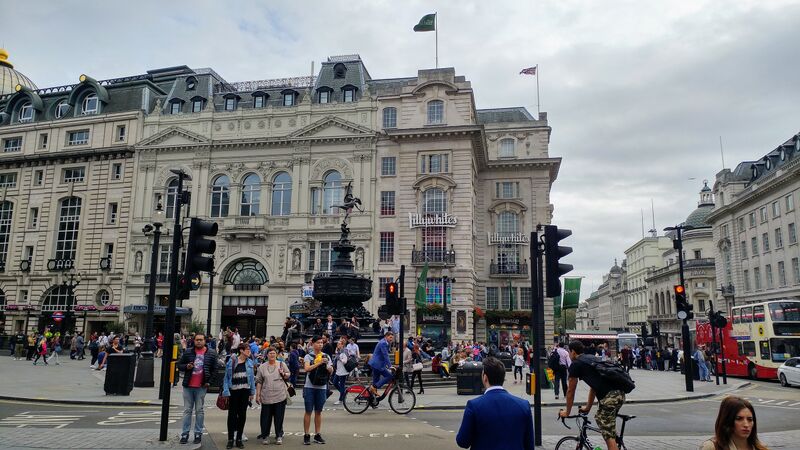 파일:Piccadily circus 2016.jpg