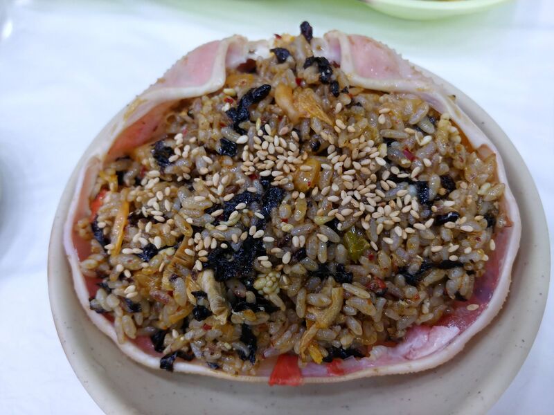 파일:Fried rice on crab carapace.jpg
