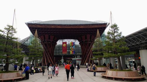 Kanazawa station tsuzumi.jpg