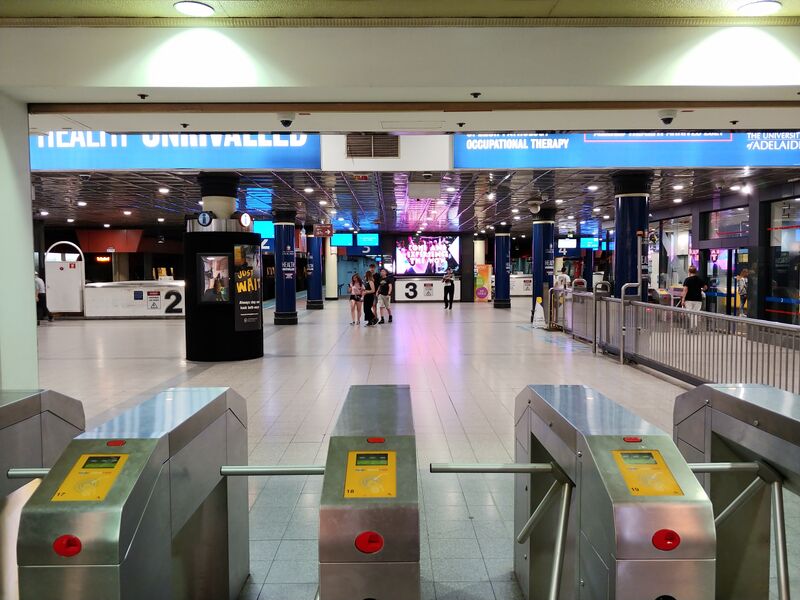 파일:Adelaide station ticket gate.jpg