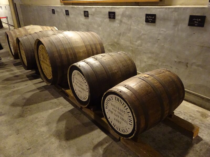 파일:Oak barrels yamazaki distillery.JPG