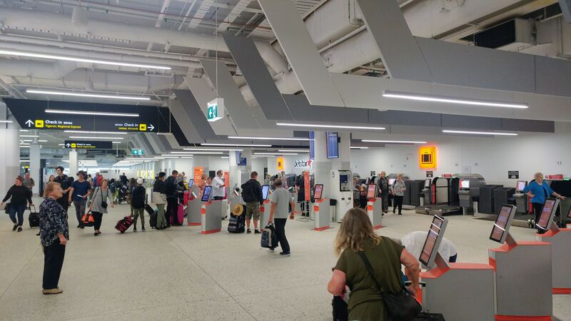 파일:Melbourne airport terminal 4 renovated.jpg