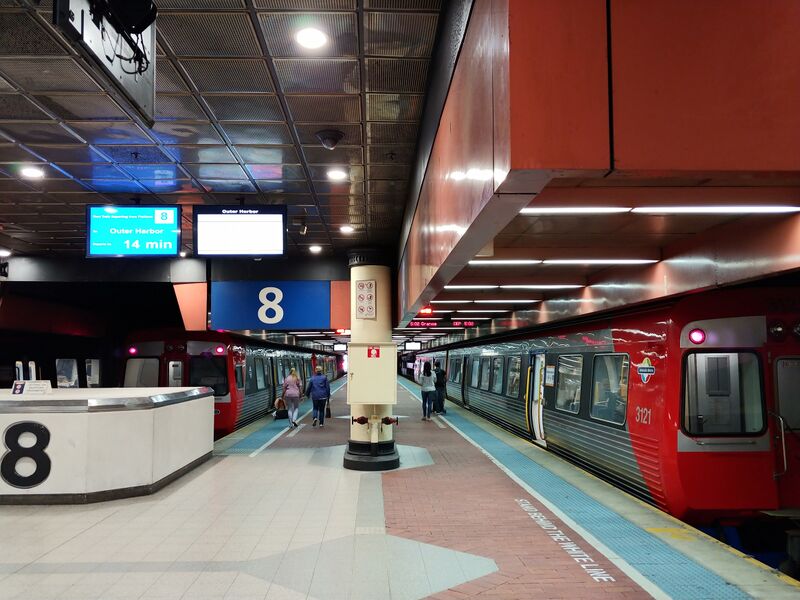 파일:Adelaide station platform 8 9.jpg