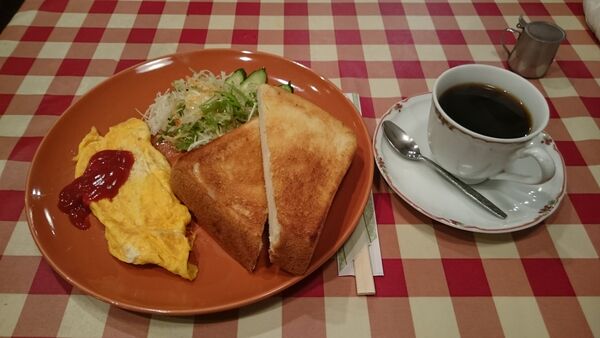 일본 나고야 마루노우치역 근처 카페 <레온(レオン)>의 아침 오믈렛 세트. 2015년 말 기준으로 이게 550엔이다. 우리나라 같으면 만원은 받아먹었을 거다.