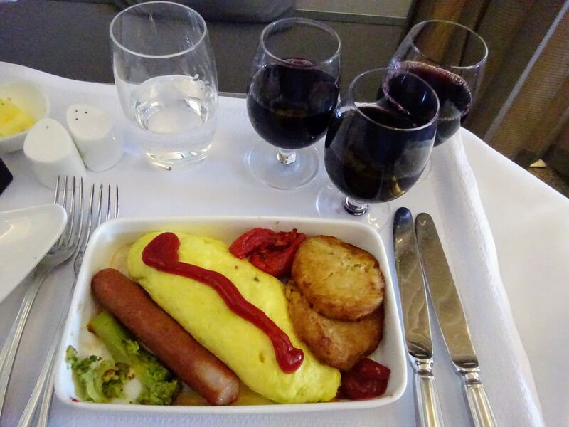 파일:In flight meal omelette sausage and hash browns.jpg