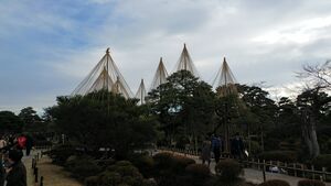 Kanazawa kenrokuen yukiduri.jpg