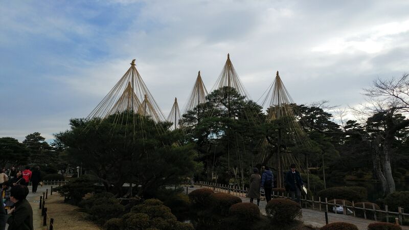 파일:Kanazawa kenrokuen yukiduri.jpg