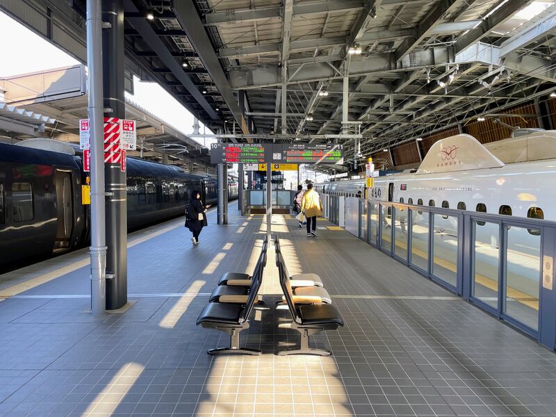 파일:Takeo onsen station kamome transfer platforms.jpg