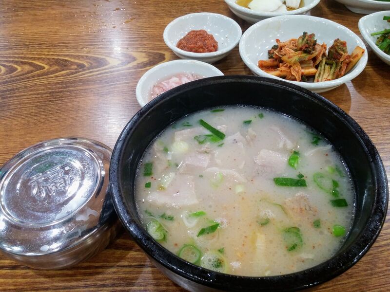 파일:Ssangdungi pork soup and rice.jpg