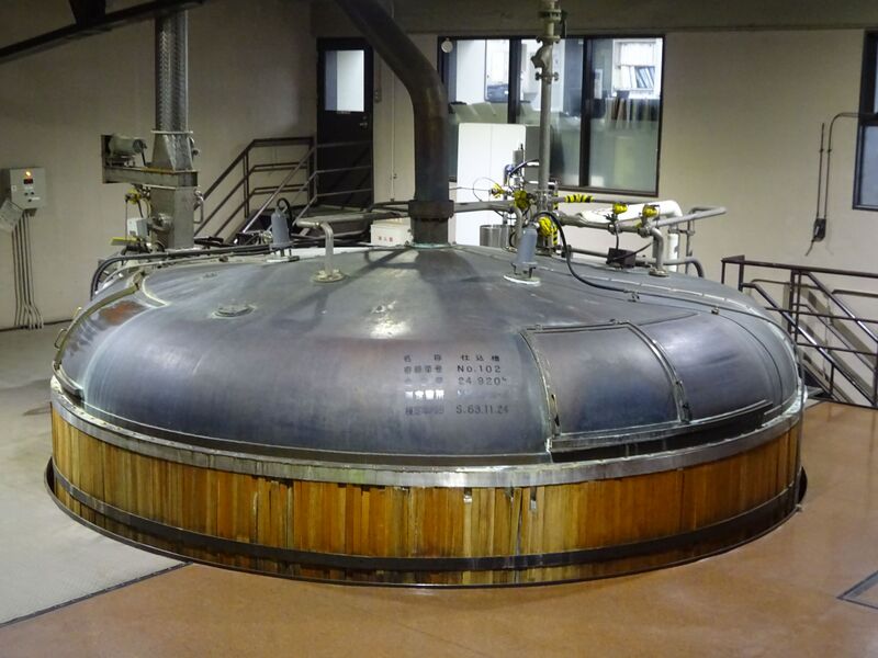 파일:Yamazaki distillery mashing tank.jpg