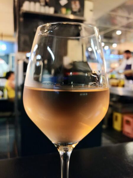 파일:Rosé wine in glass.jpg