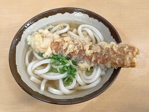 Udon with chikuwa tempura.jpg